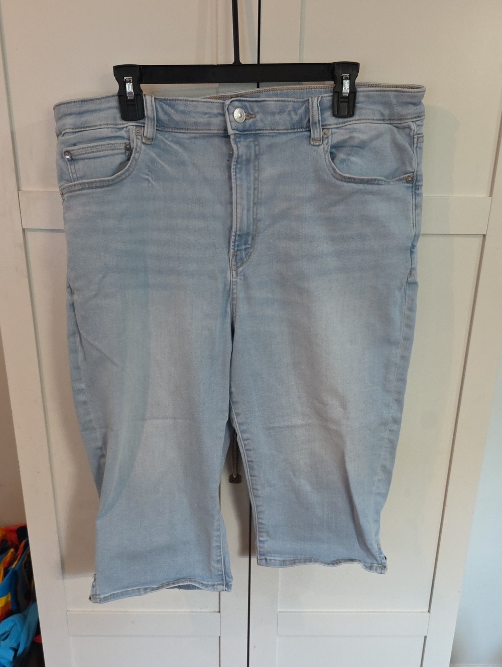 Light Wash Women’s Capri Jeans